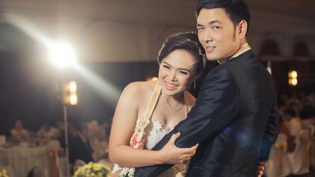 Una pareja de jóvenes chinos en su matrimonio