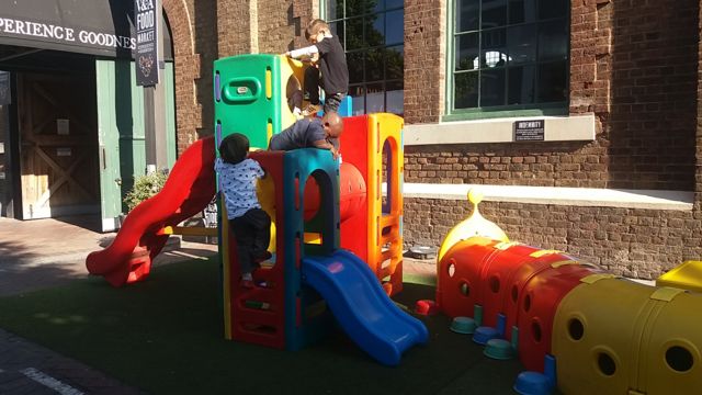 Três meninos em brinquedo de parque