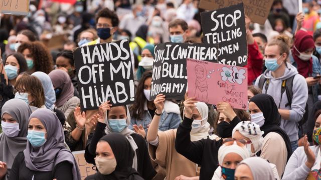 من مظاهرة في بروكسل العام الماضي ضد قرار المحكمة العليا بمنع الحجاب في مؤسسات التعليم العالي