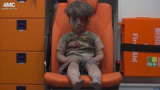 Imagem de menino captada em vídeo que mostra resgate após bombadeio a edifício em Aleppo, na Síria