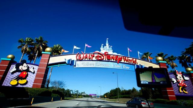 La entrada del parque de atracciones de Disney en Orlando, Florida