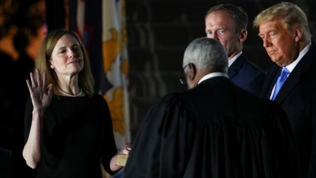 Amy Coney Barrett jura como juez de la Corte Suprema