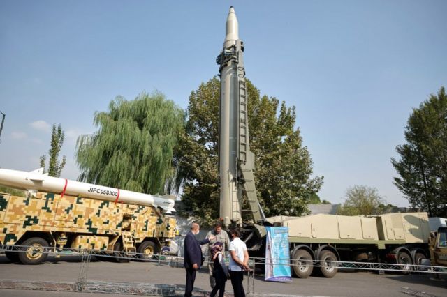 Uma família iraniana fala com um membro do Corpo da Guarda da Revolução Islâmica enquanto eles estão em frente a um míssil balístico de curto alcance Qiam, durante visita ao Museu Holy Defene Garden, em Teerã, em 29 de setembro de 2020