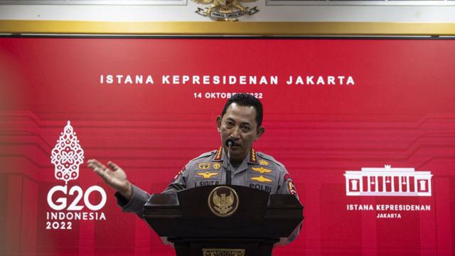 Kapolri Jenderal Pol Listyo Sigit Prabowo memberikan keterangan pers di Kantor Presiden, Jakarta, Jumat (14/10/2022).