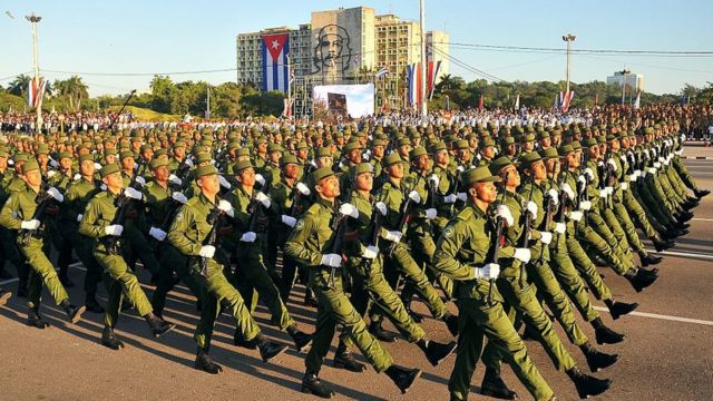 Militares de Cuba participan en un desfile en honor a Fidel Castro el 2 de enero de 2017.