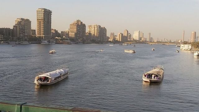 وصلة رقص رفقة عدد من المدرسين على سطح مركب بوسط النيل