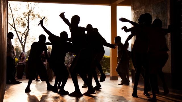 Jóvenes bailando