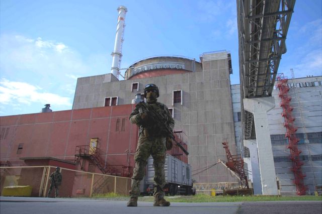 Rosyjski żołnierz strzeże terenu w pobliżu drugiego bloku elektrowni atomowej Zaporoża w Energodarze, 1 maja 2022 r.