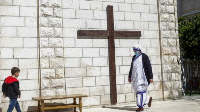 Mujer caminando por una iglesia