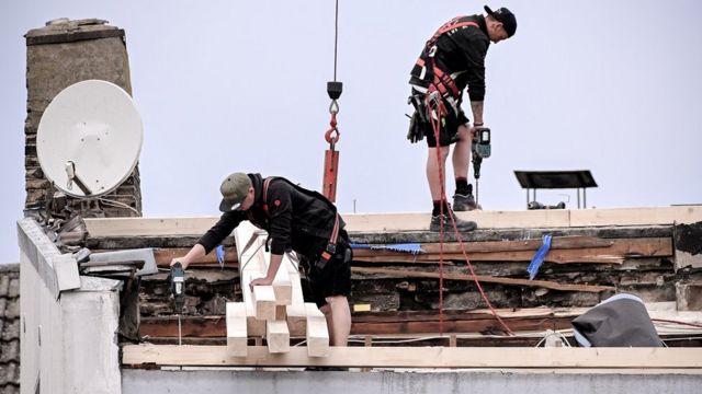 Рабочие чинят крыши в городе Липпштадт
