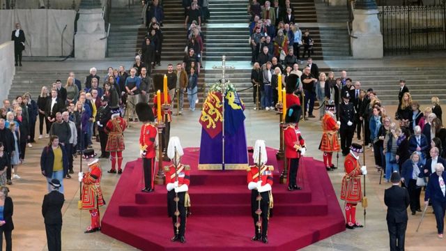 حرص آلاف البريطانيين على إلقاء نظرة الودائع على نعش الملكة الراحلة إليزابيث الثانية