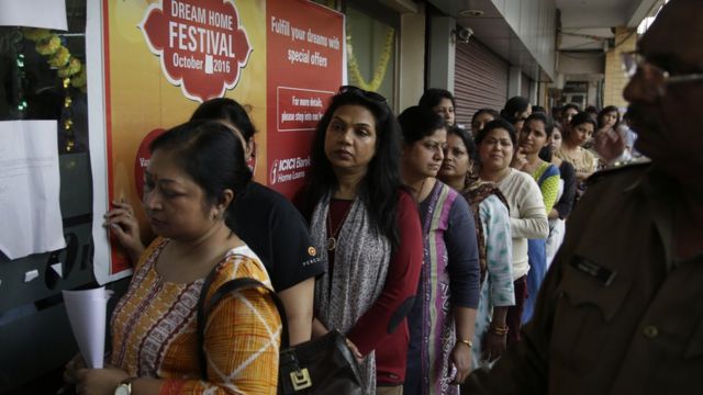 नई दिल्ली के एक बैंक के बाहर महिलाओं की भीड़