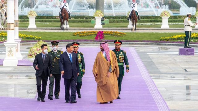 Saudi Crown Prince Mohammed bin Salman welcomed Xi Jinping at the square of the Royal Palace Office.