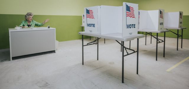 Instalación de un salón de votación.
