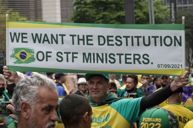 Num cartaz em inglês, manifestante pede a destituição dos ministros do STF no protesto em São Paulo