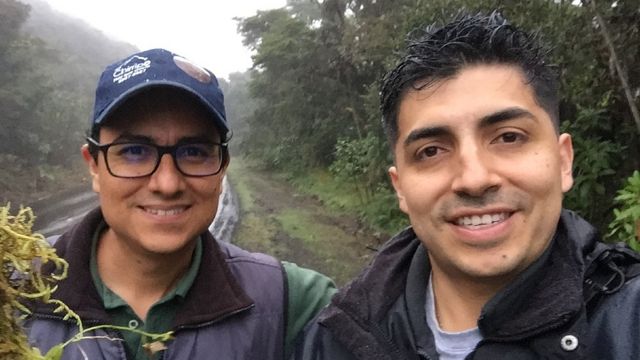 Óscar Pérez Escobar (à direita) com o botânico Diego Bogarín da Costa Rica, outro dos autores do estudo