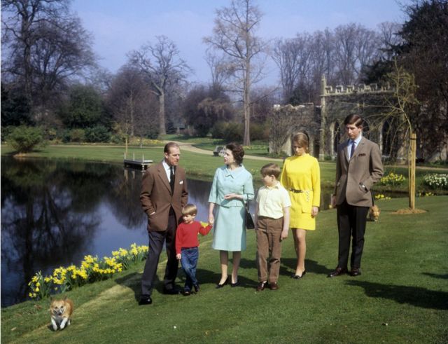 La reina y Felipe junto a sus cuatro hijos.