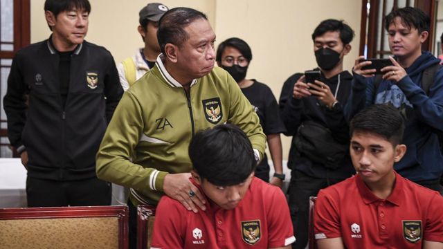 Wakil Ketua Umum PSSI Zainudin Amali memberikan motivasi kepada pesepak bola Timnas U20 usai FIFA resmi mencabut status Indonesia sebagai tuan rumah Piala Dunia U-20 2023.