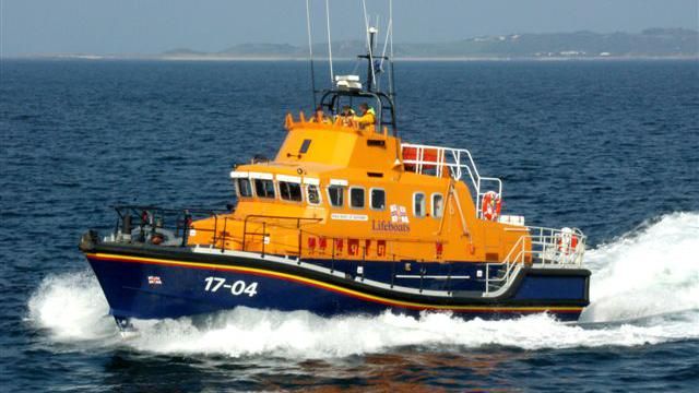 Boat skipper awake for three days before rescue off Guernsey - BBC News