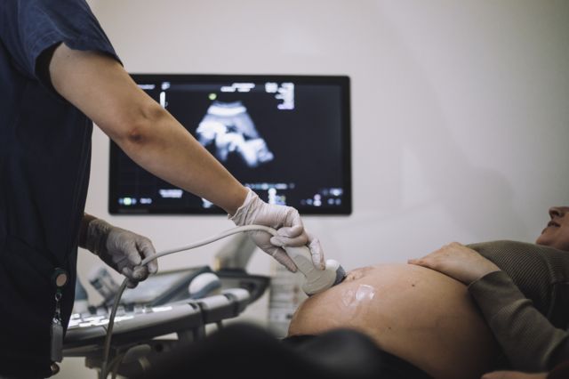 Grávida faz exame de ultrassom