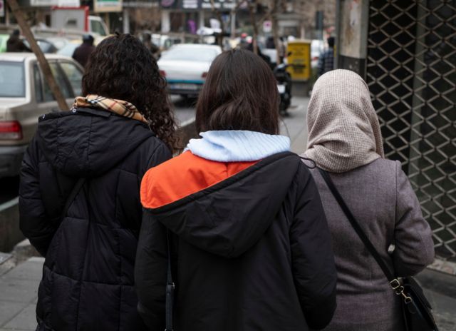 بعد از اعتراض‌های اخیر برخی از زنان از تن دادن به قانون حجاب اجباری سر باز زده‌اند
