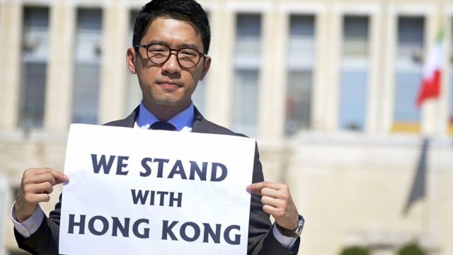 王毅到访意大利前，香港众志前主席罗冠聪在意大利外交部大楼前示威，要求欧盟就香港局势制裁中国。