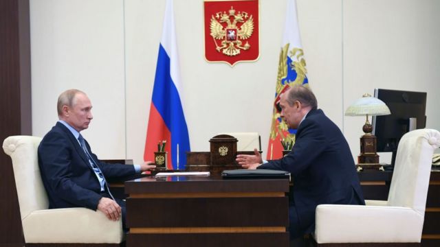 بوتين (يسار) مع ألكسندر بورتنيكوف