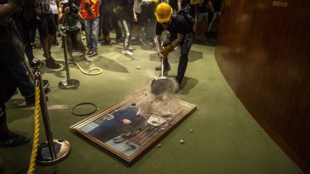 示威者采取的行动具有象征意义,例如破坏的画象均是被指过份亲建制的立法会历任或现任主席。
