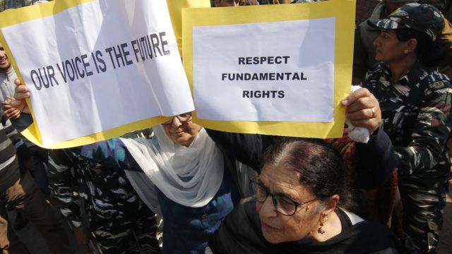 عضوات من مجموعة "نساء كشمير"، إحدى منظمات المجتمع المدني، يحملن لافتات أثناء احتجاجهن على إلغاء المادة 370 في سريناغار ، كشمير ، 15 أكتوبر/تشرين الأول ، 2019.