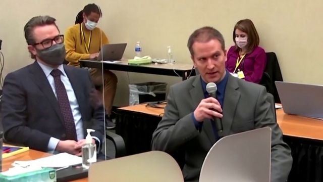 Derek Chauvin fala no microfone ao lado do seu advogado, ambos sentados em sala do tribunal