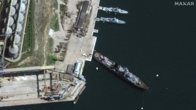 Imagem de satélite do Moskva no porto da Crimeia em 7 de abril de 2022