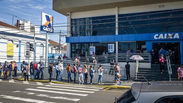 Fila na entrada da Caixa Econômica Federal