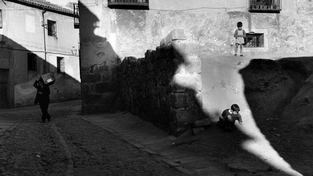 Niños juegan en un pueblo español.