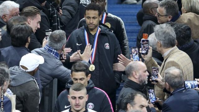 Neymar akichukua medali yake Coupe de France