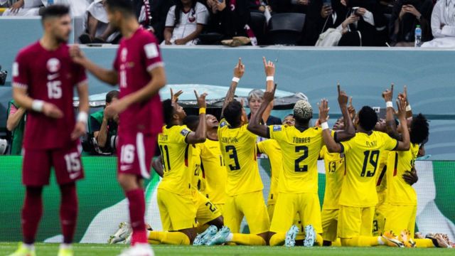 وتعقد موقف المنتخب القطري بعد خسارته أمام الإكوادور في المباراة الافتتاحية