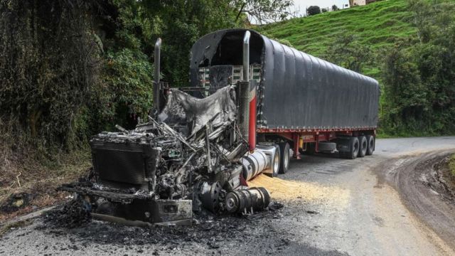 Caminhão incinerado na Colômbia durante uma paralisação armada
