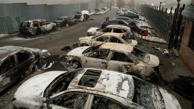 Сожженные автомобили в центре Алматы