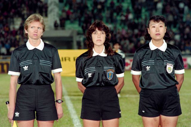 A primeira equipe de arbitragem totalmente feminina durante a primeira edição da Copa do Mundo em 1991