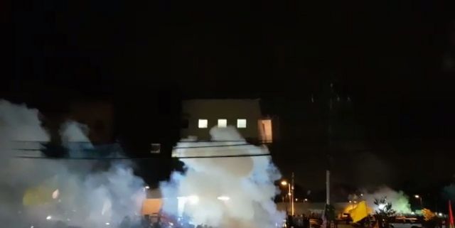 Manifestantes pró-Lula são dispersados com bomba de gás pela Tropa de Choque da PM em frente à PF em Curitiba