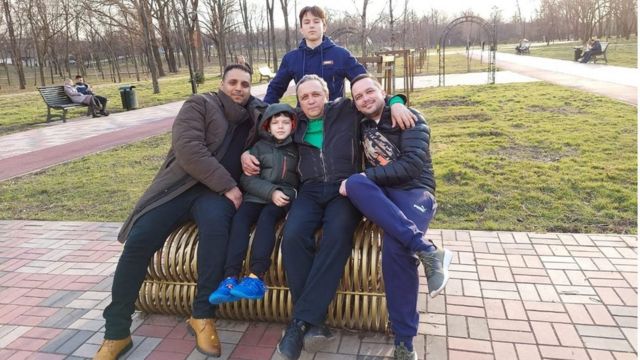 Ashraf com sua família em um parque em Kryvyi Rih