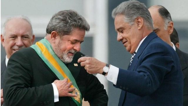 Lula recebe faixa presidencial de FHC