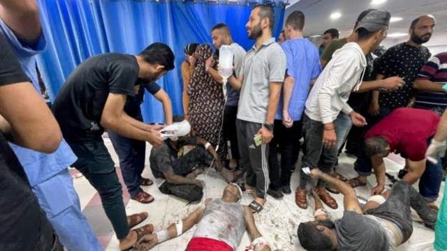 Palestinos feridos so tratados no cho do hospital Shifa, na cidade de Gaza