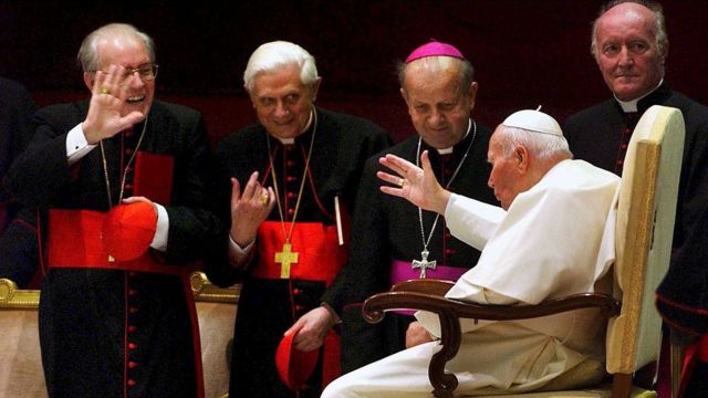 Juan Pablo II (sentado) y el entonces cardenal Joseph Ratzinger (segundo de la izq.)