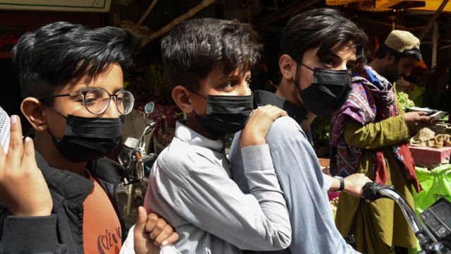 Niños en Pakistán usando mascarilla.