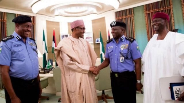 Sufeto Janar na 'yan sandan Najeriya, Idris Ibrahim, a lokacin da yake gaisawa da shugaban kasar, Muhammadu Buhari