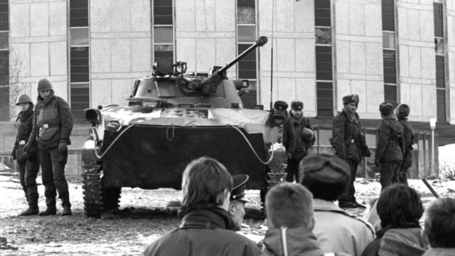 Soviet soldiers guard Vilnius TV tower. Photo: January 1991