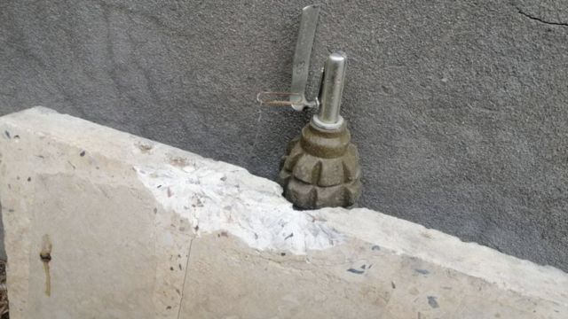فخ قنبلة F1 في طرابلس من المفترض أن مقاتلي فاجنر نصبته.  غالبًا ما استخدم مقاتلو فاغنر طريقة التفخيخ هذه في كل من ليبيا وأوكرانيا.  تُظهر الصورة قنبلة يدوية متصلة بسلك.