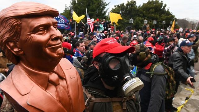 Un manifestante con un busto de Trump durante el asalto al Capitolio.