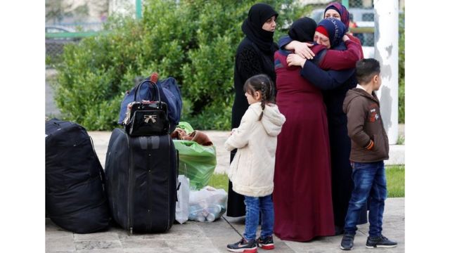 صورة أرشيفية لعائلة سورية في لبنان تودّع بعض أفرادها