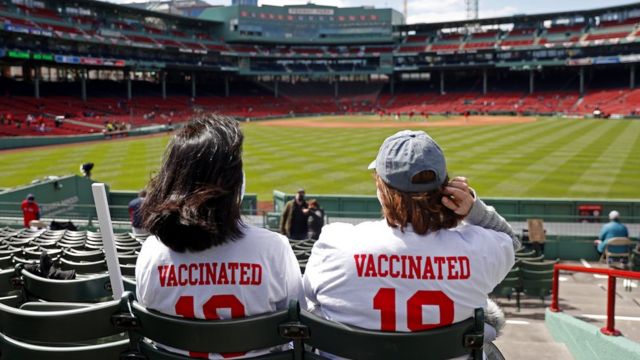 "Вакцинированы". Зрители на бейсбольном матче в Бостоне, США